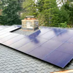 komin w obrębie paneli słonecznych fotowoltaika